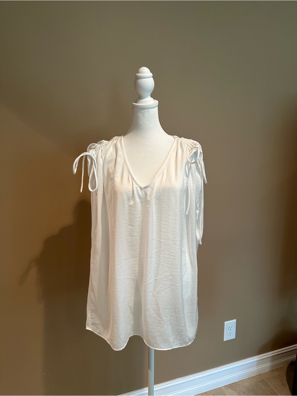 CAbi | V-Neck Tie-Shoulder Tank